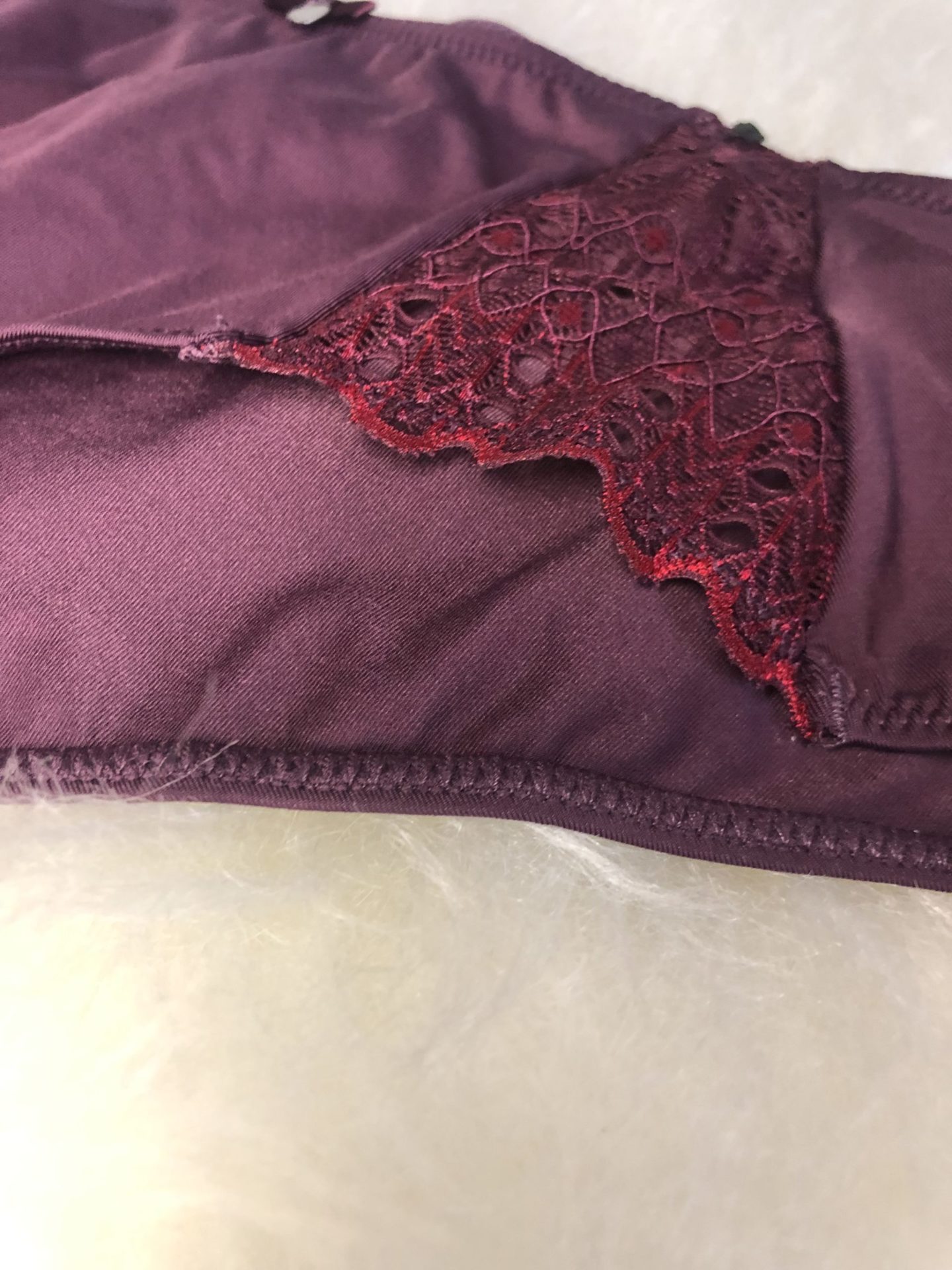 Sassa 36089 - Pohodlné nohavičky bokové burgundy-karmínové s jemnou elastickou čipkou. Ideálne na každodenné nosenie s hladkým zadným dielom.