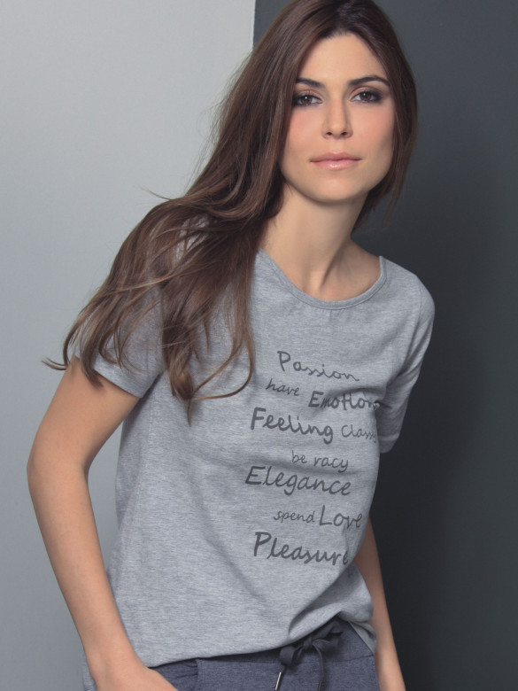 Sassa 59152 - Pohodlné dámske pyžamové tričko v jemnej šedej farbe s potlačou na hrudi. Ideálne na spanie alebo ako voľnočasové oblečenie, zdôrazňuje ženskú postavu a poskytuje maximálny komfort.